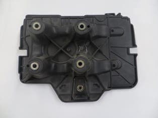 VOLKSWAGEN BORA- 99/05; AKÜ KORUYUCU PLASTİĞİ ALT (BFN) (1/2)