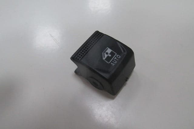 RENAULT CLIO- 5- HB- 20/23; ÖN/ARKA CAM DÜĞME BUTONU SAĞ/SOL AYNI (ADET) (1/2)