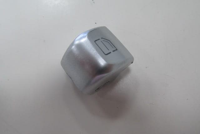 MERCEDES C CLASS- W205- 14/20; ÖN/ARKA CAM DÜĞME BUTONU SAĞ (1/2)